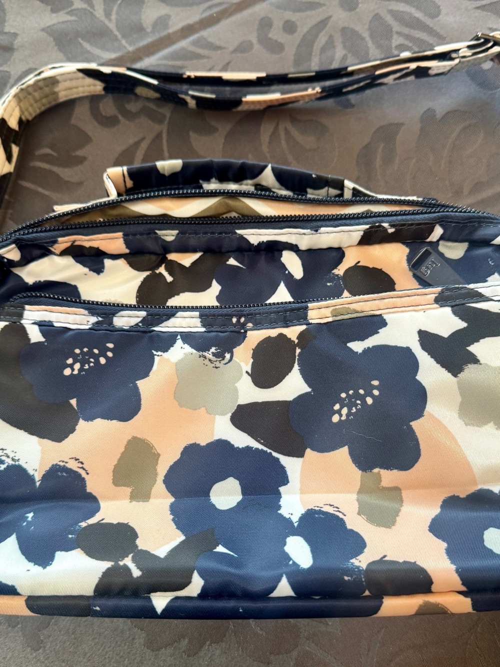 lug Scoop Crossbody Bag: Great for travel ✈️
